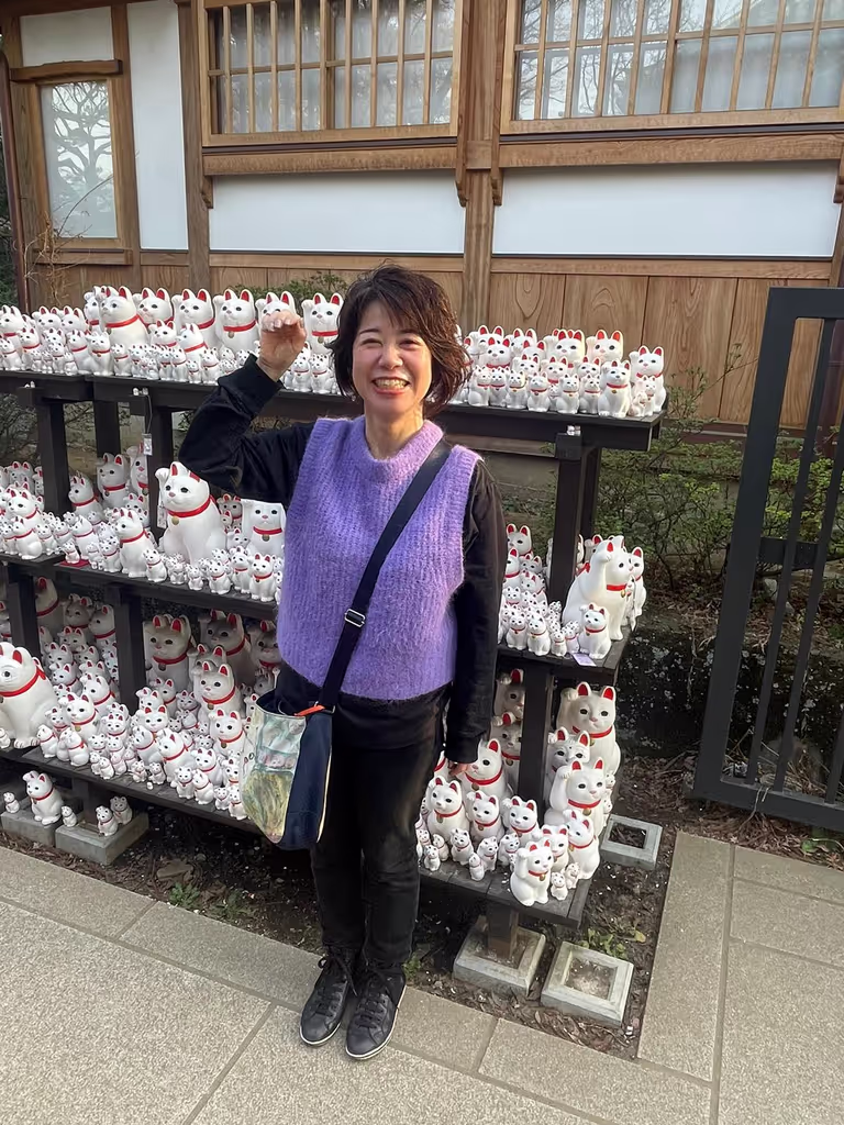 Tokyo Private Tour - the guide and beckoning cats