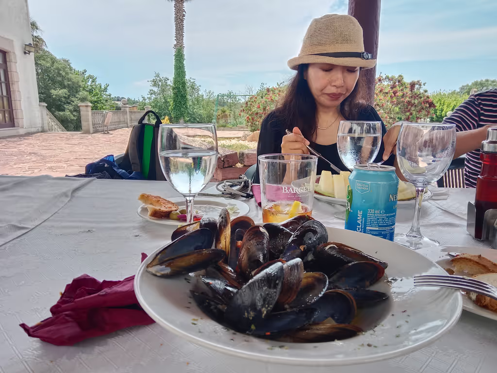 Barcelona Private Tour - Yummy Steamed Mussels!