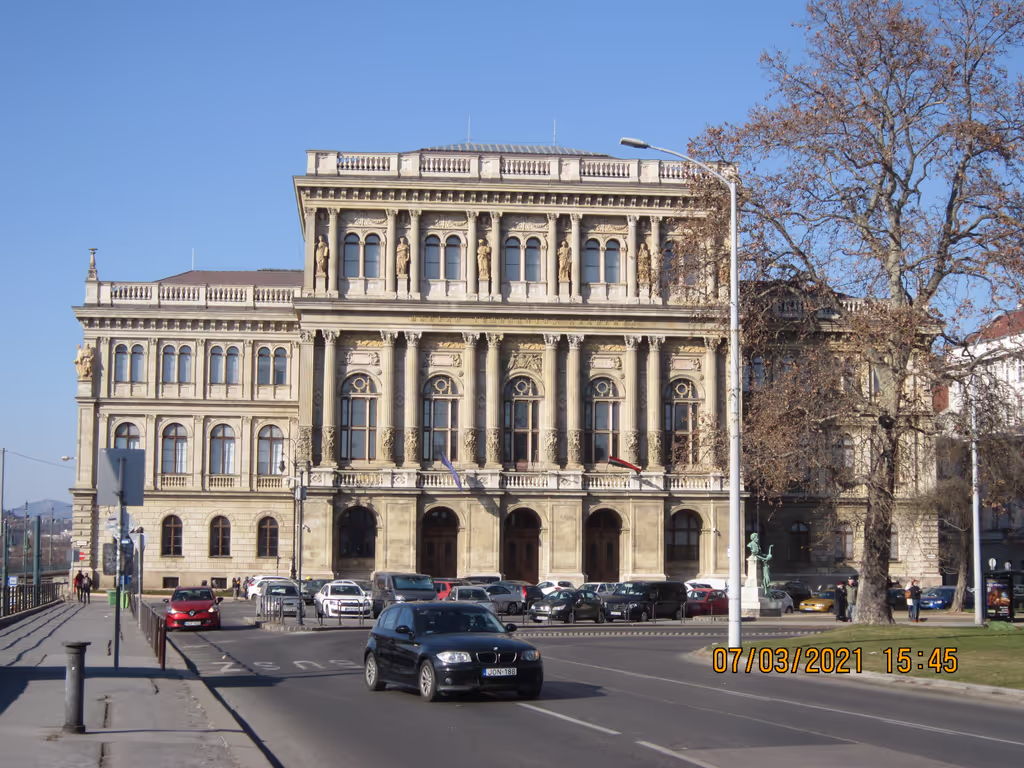 Budapest Private Tour - Hungarian Sience Academy on Széchenyi Square