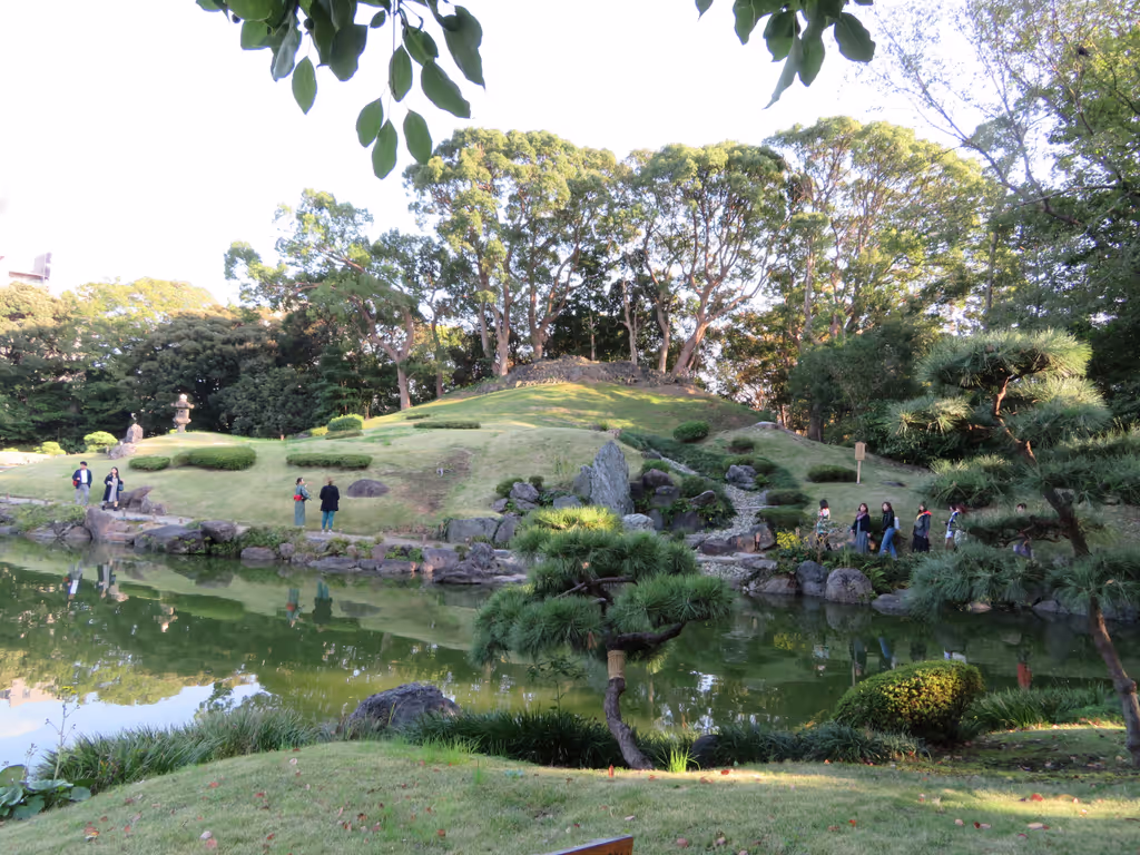 Tokyo Private Tour - Enjoy the walk along the pond of Kiyosumi Gardens