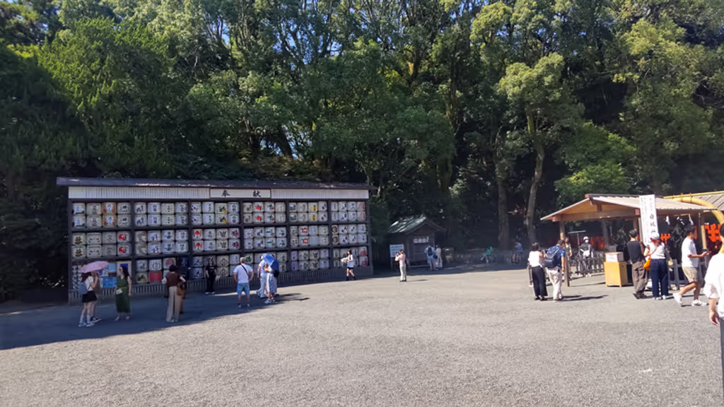 Tokyo Private Tour - Sake Barrels of Tsurugaoka Hachimangu Shrine