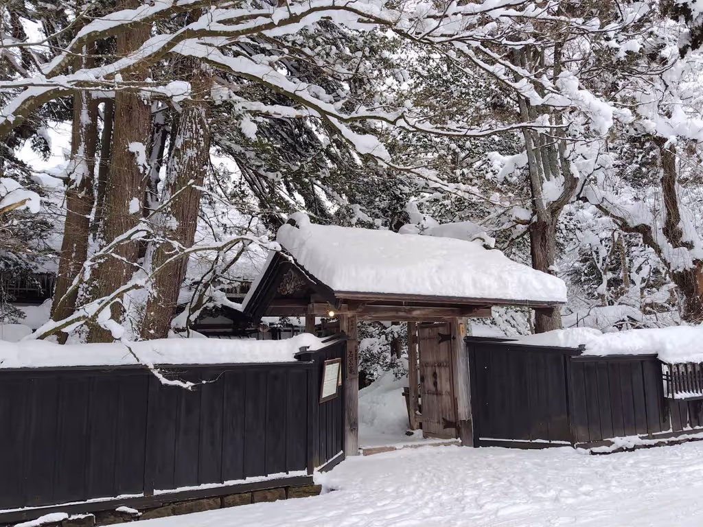 Akita Private Tour - Entrance Gate of Samurai House (January)