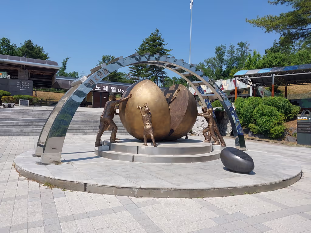 Seoul Private Tour - Unification Statue at the 3rd Tunnel