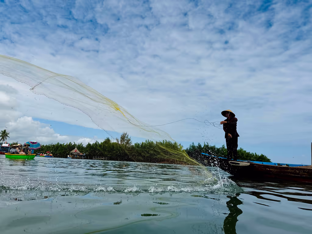 Da Nang Private Tour - Fisher man throw fish net Hoi An