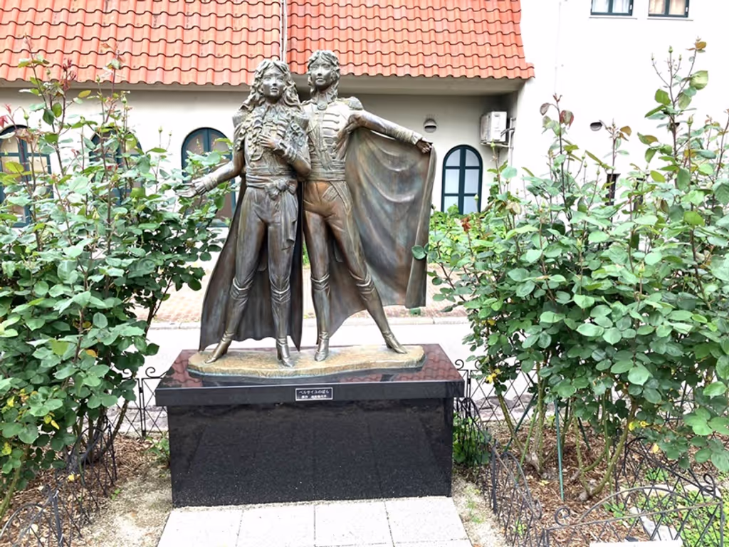 Osaka Private Tour - Statue on the road