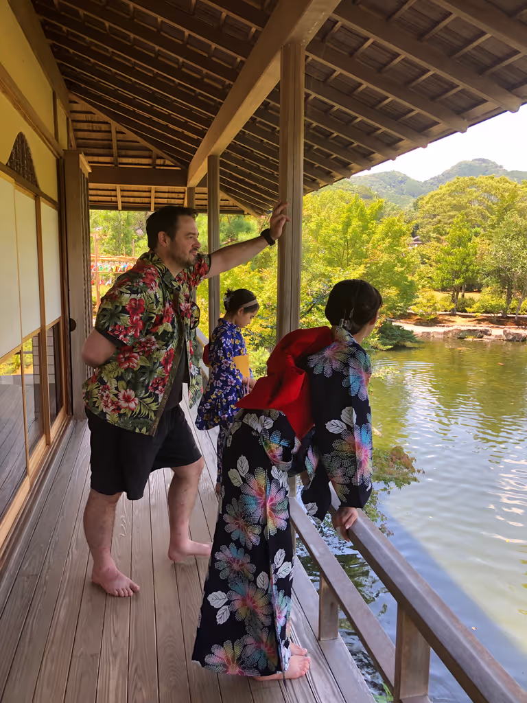 Shizuoka Private Tour - Gyokuro no Sato, feeding koi fish