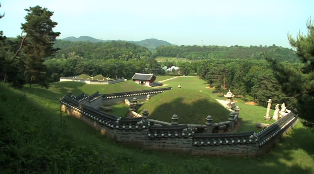 Seoul Private Tour - View of the tomb
