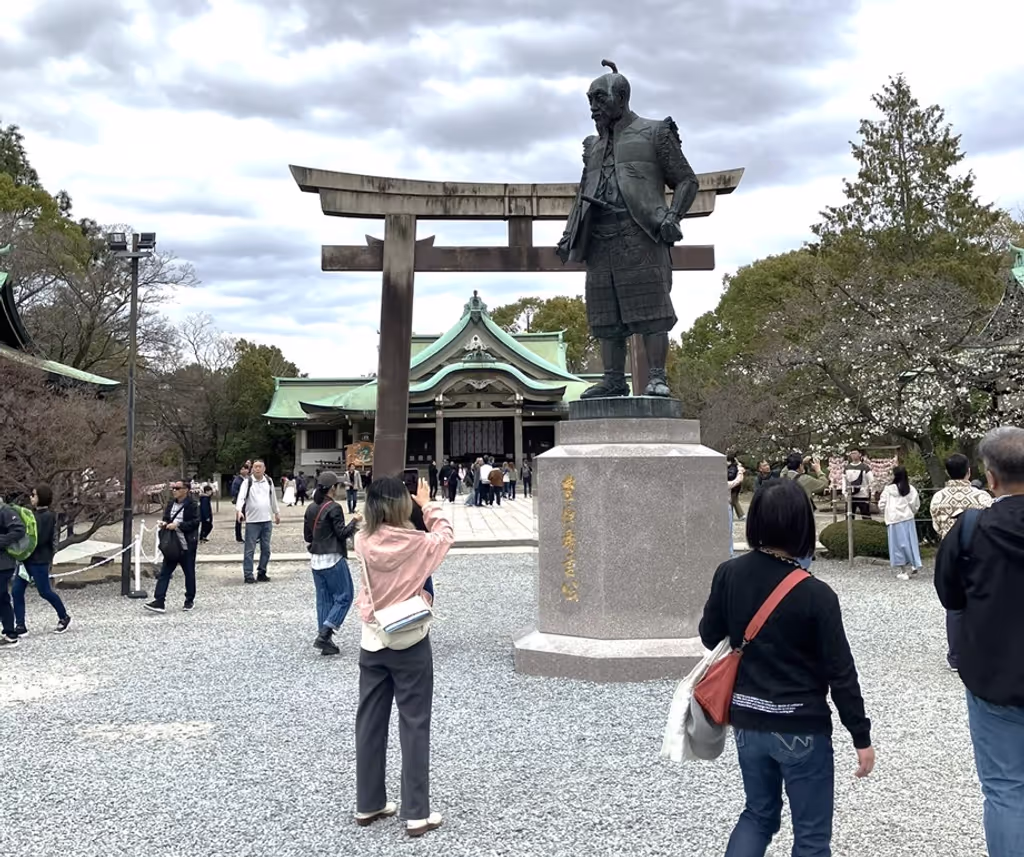 Osaka Private Tour - Statue of Toyotomi,  founder of Castle