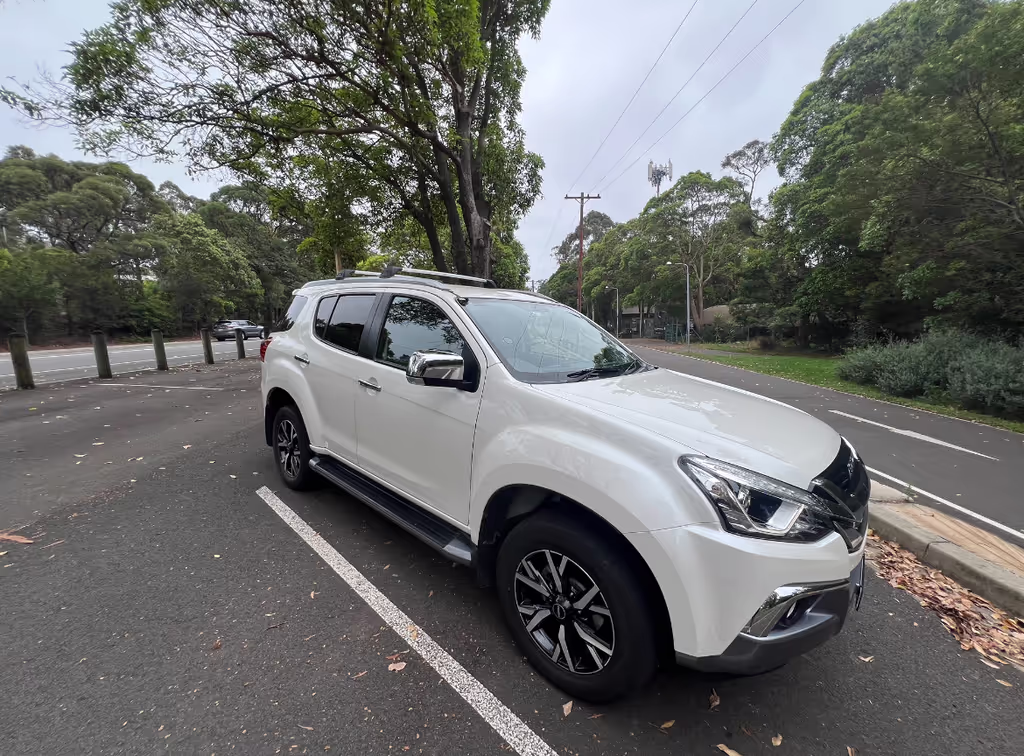 Sydney Private Tour - Isuzu Mux - Car for our travel