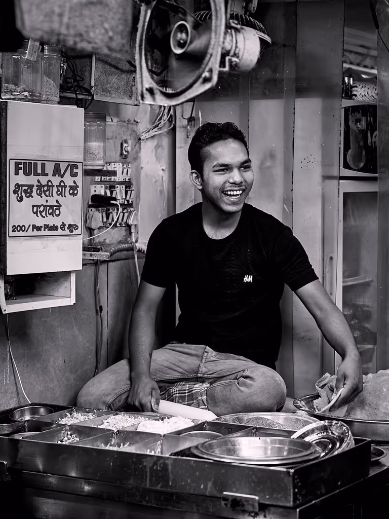 Delhi Private Tour - Delhi street food vendor