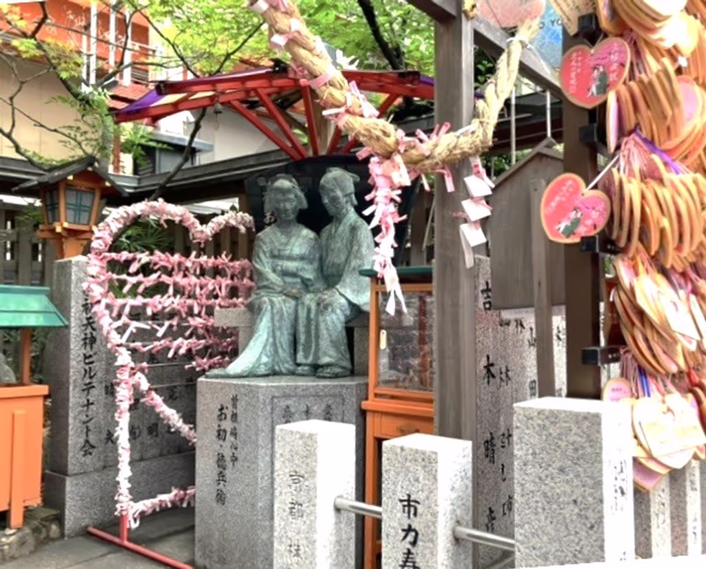 Osaka Private Tour - Statue of a lover