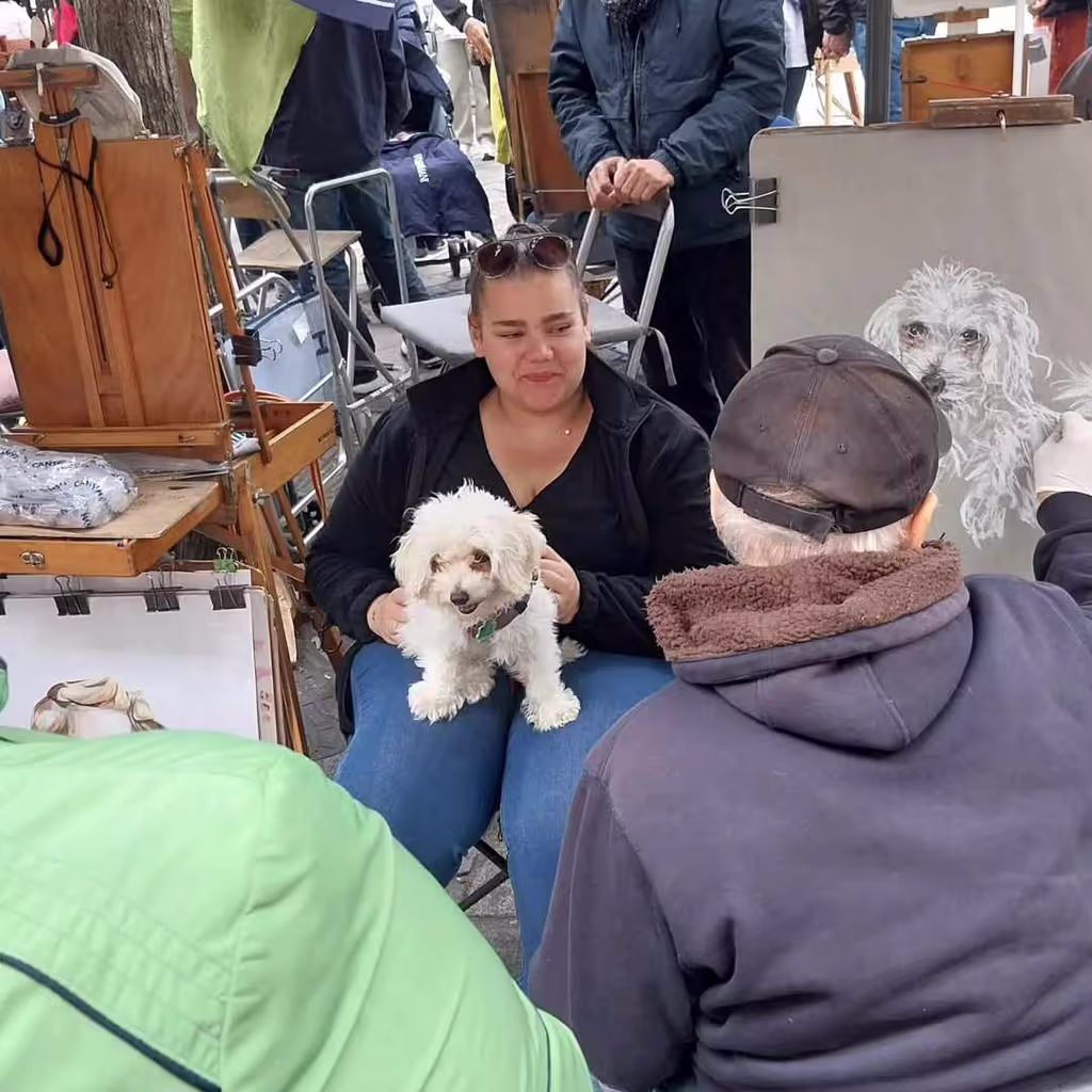 Paris Private Tour - Little doggy getting his portrait done