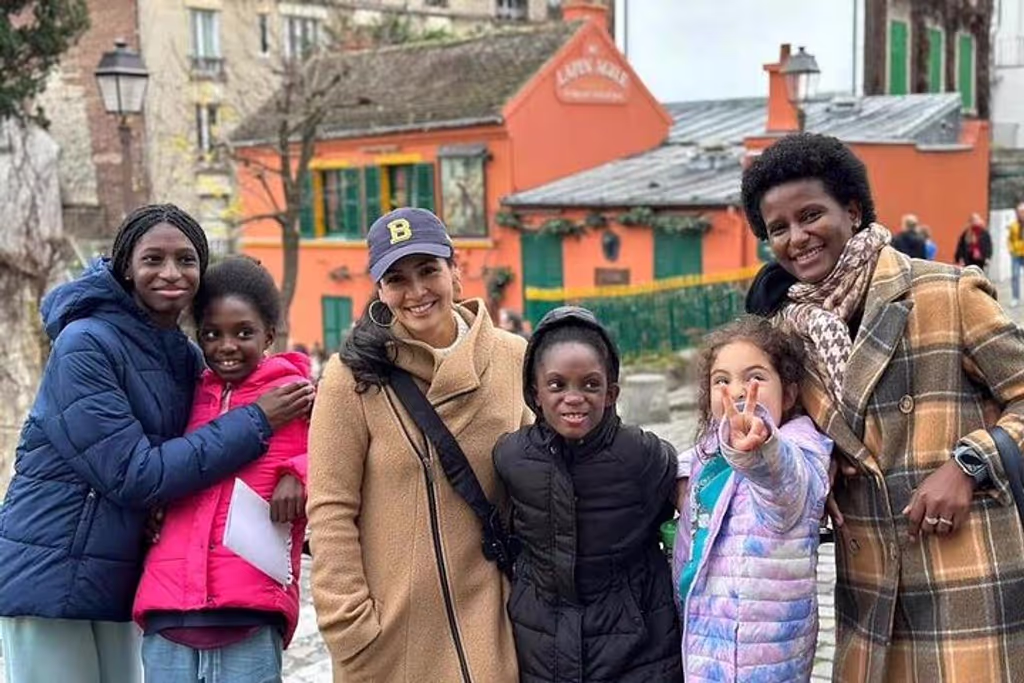 Paris Private Tour - Outside Lapin Agile