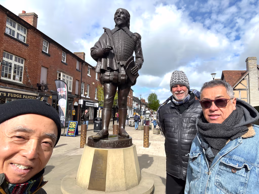 Stratford upon Avon Private Tour - The statue ofShakespeare