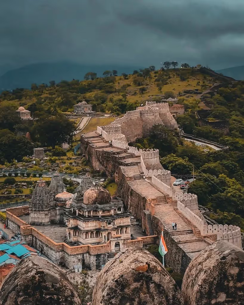 Udaipur Private Tour - Wall of the Fort