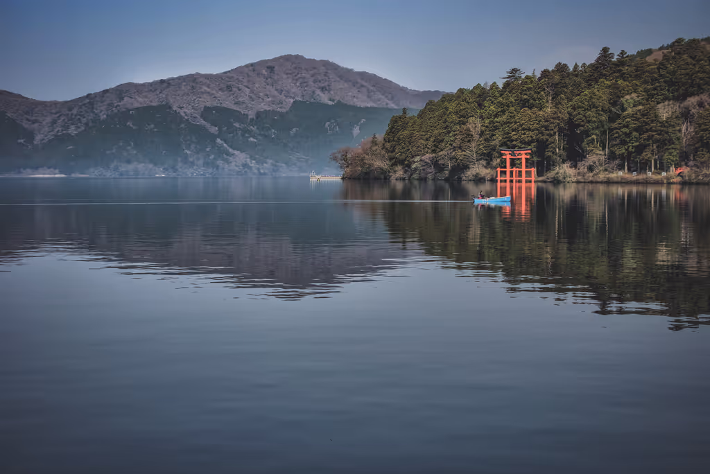 Hakone Private Tour - The iconic red torii gate on the shore of Lake
