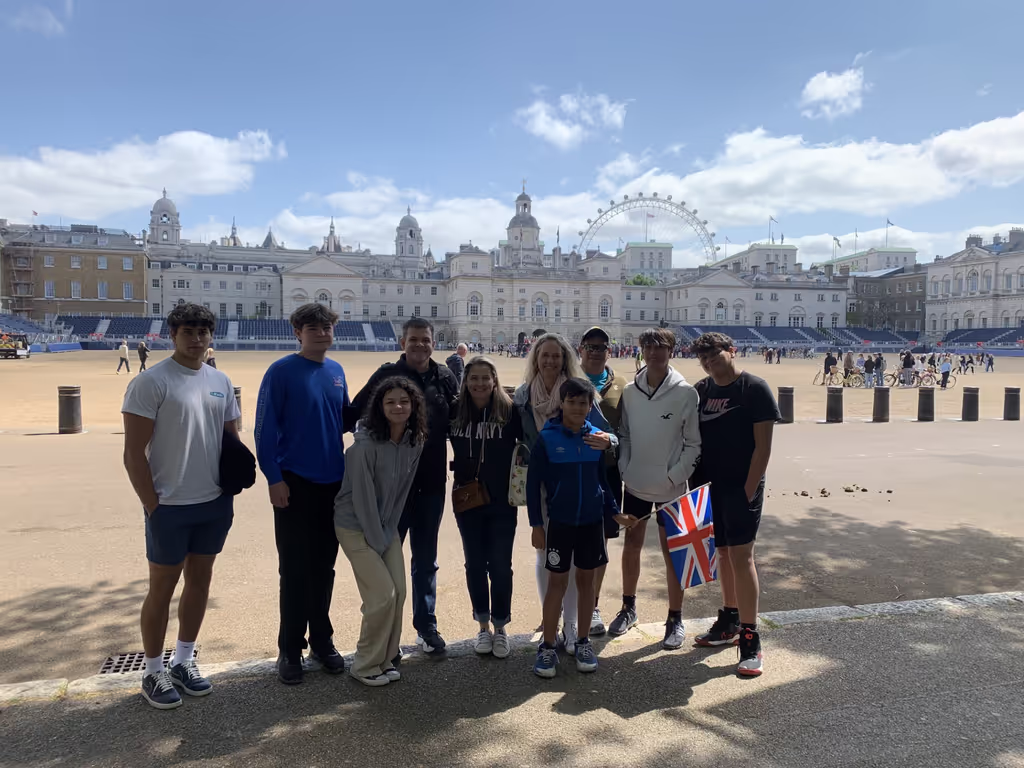 London Private Tour - Friends on a private tour in London