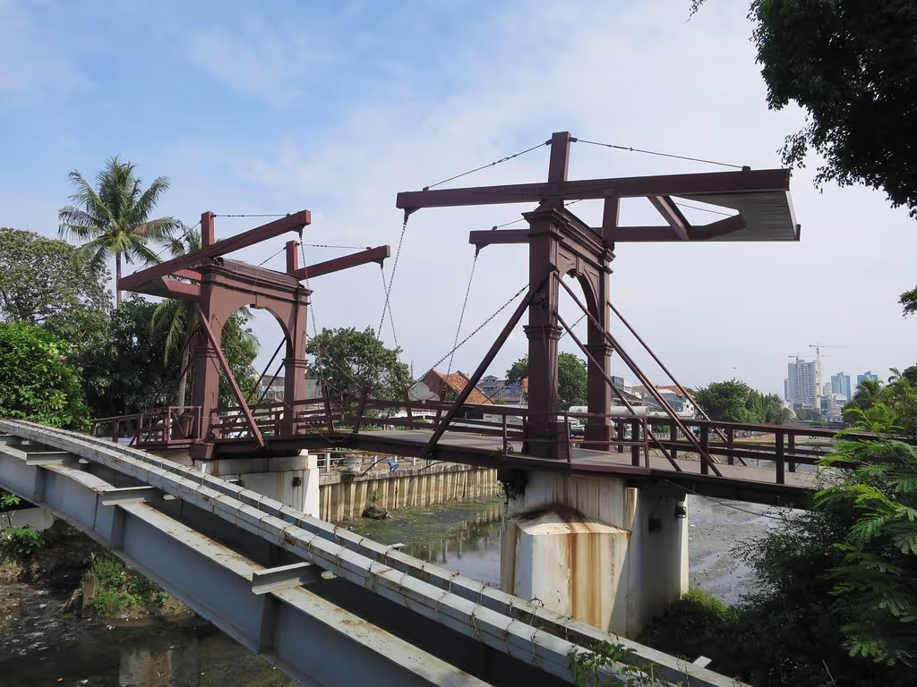 Jakarta Private Tour - Kota Intan Bridge