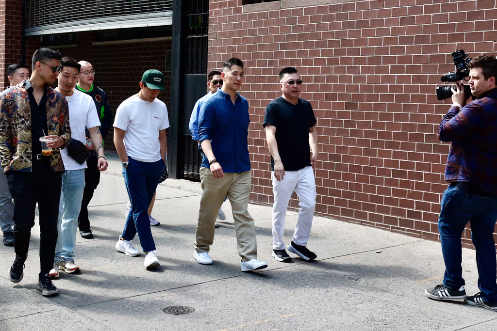 New York Private Tour - Touring across Division Street