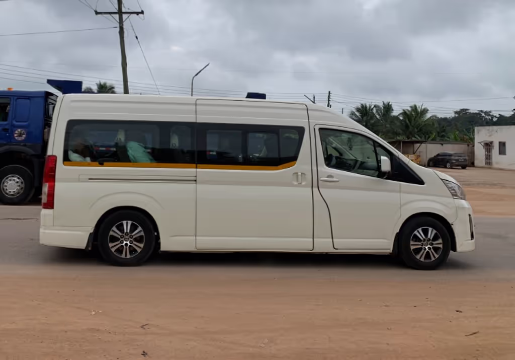 Central Private Tour - A car for 4 to 8 clients with luggage
