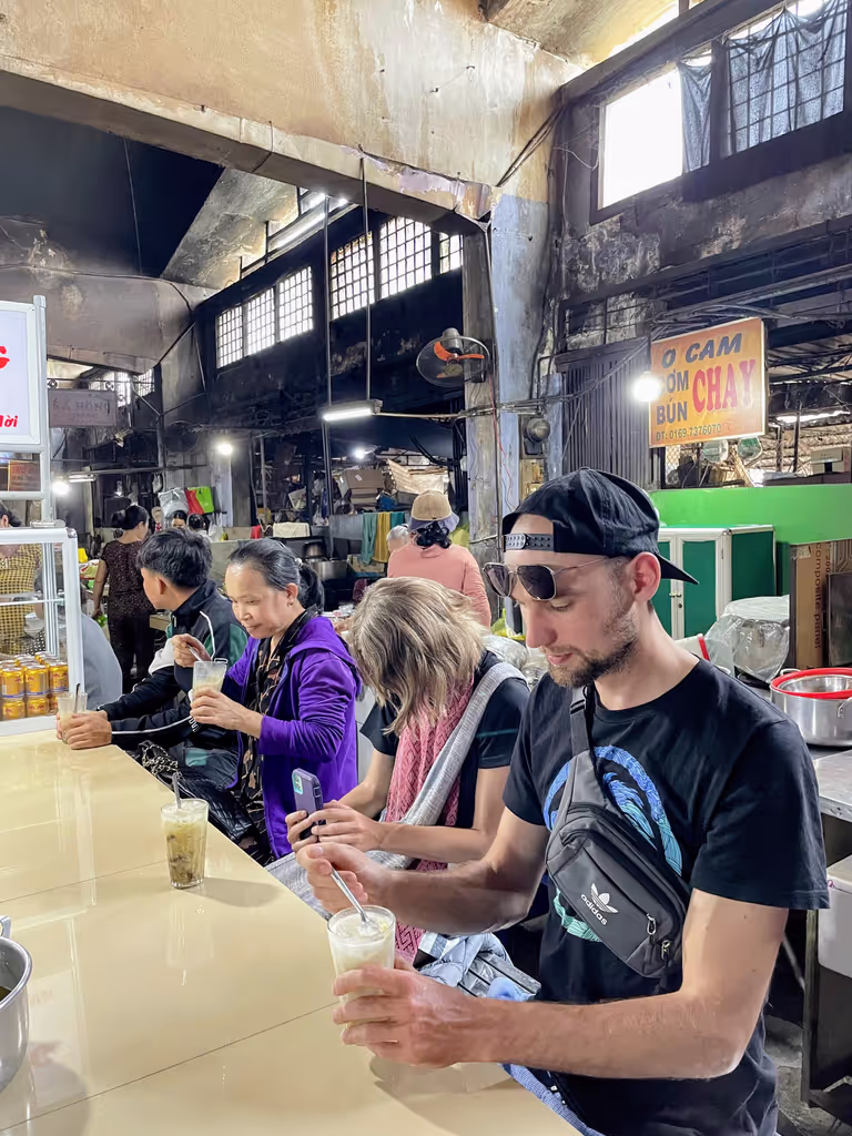 Hue Private Tour - Guests in the market
