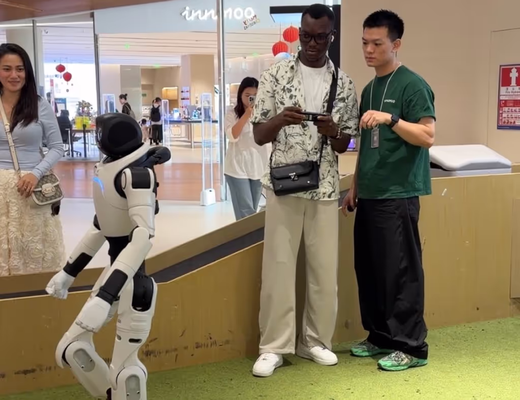 Shenzhen Private Tour - Remote control humanoid robot