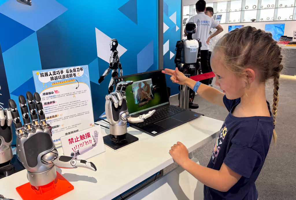 Shenzhen Private Tour - Playing game with Robotic hand