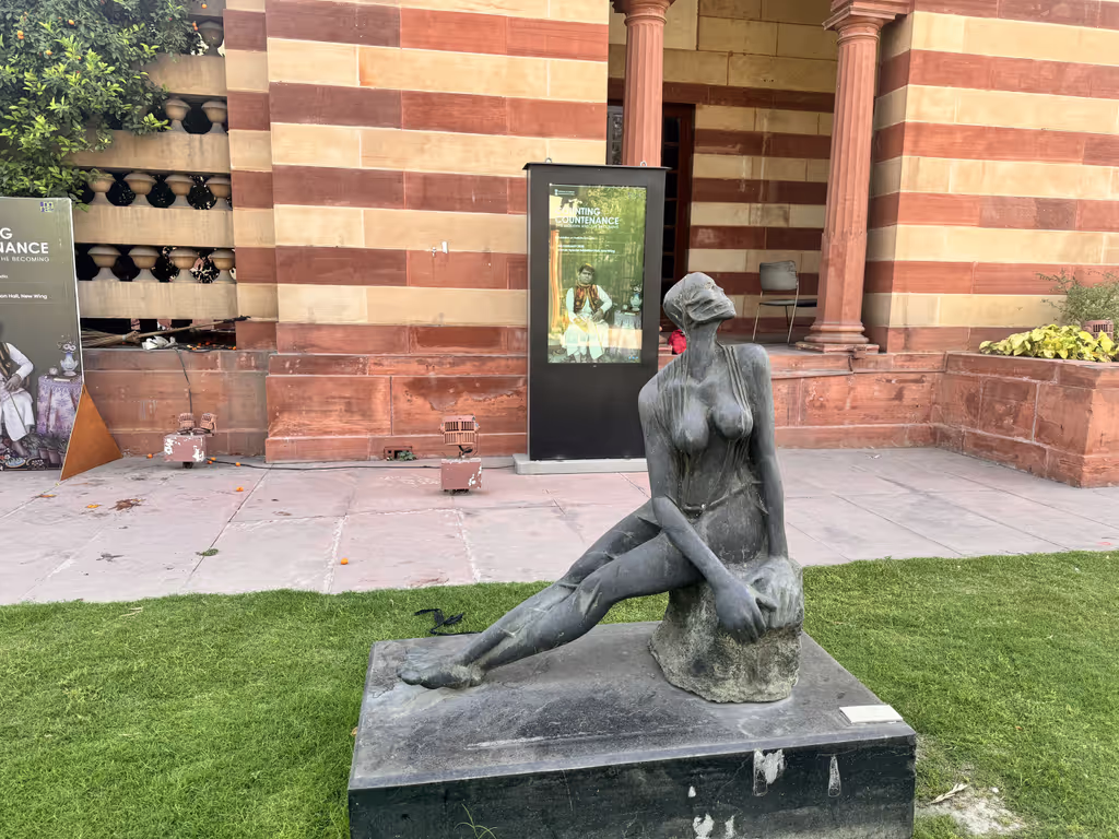 Delhi Private Tour - Art installation