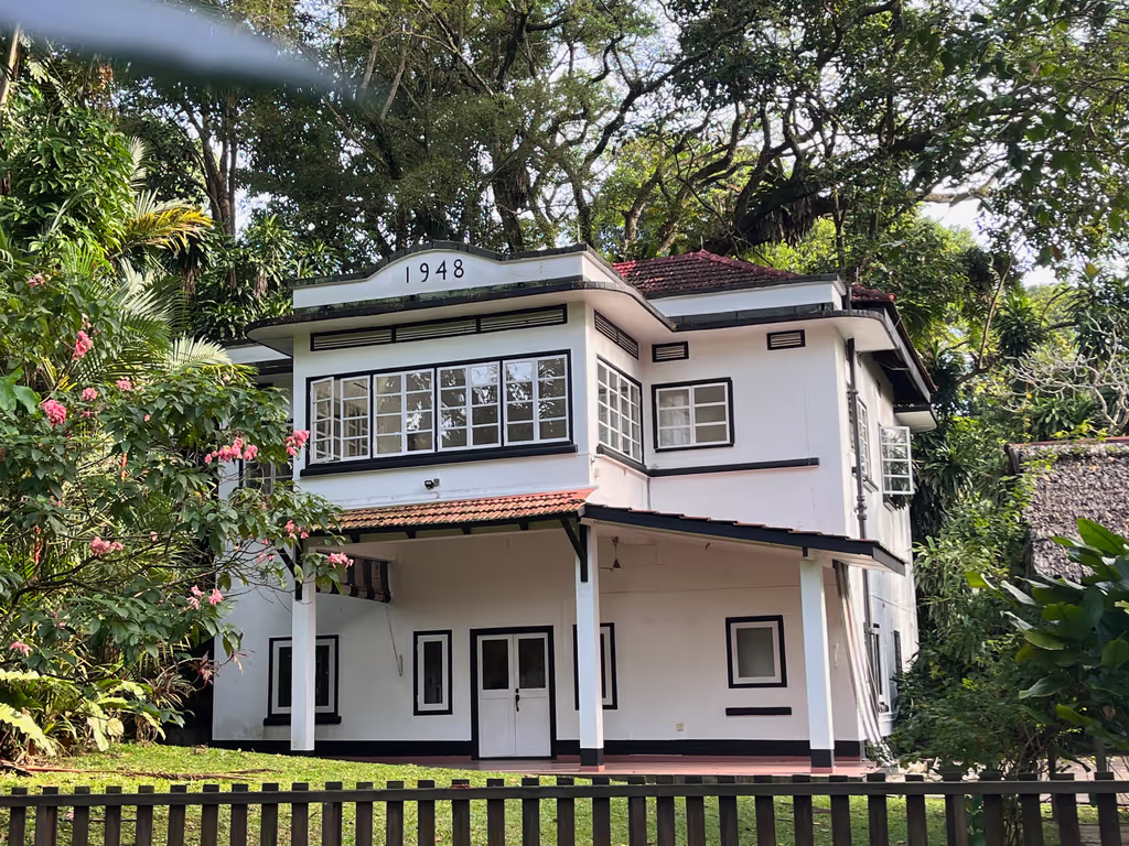 Singapore Private Tour - Tropical Art Deco at Alexandra Park