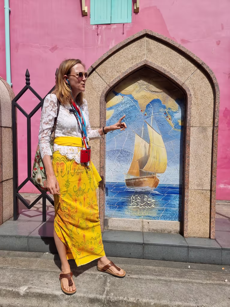 Singapore Private Tour - Karien guiding Kampong Gelam