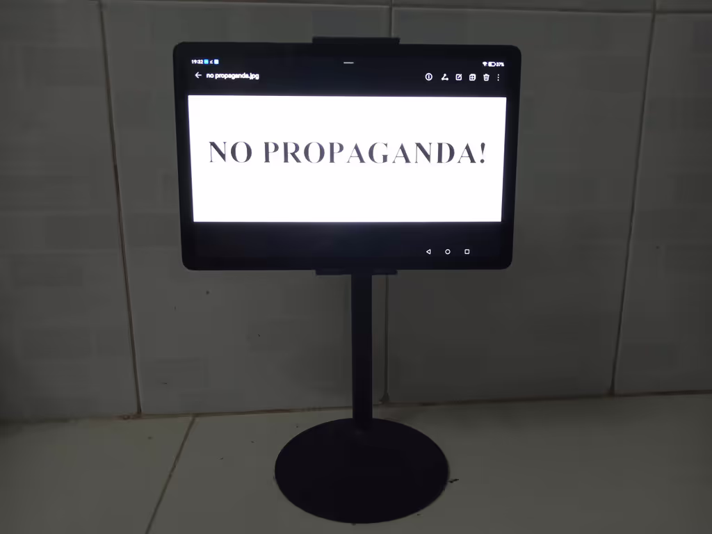 Ho Chi Minh Private Tour - My tablet made in China, but won't make propaganda