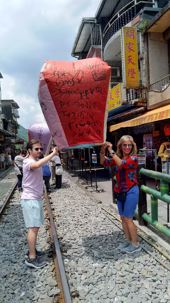 Taipei Private Tour - Releasing Sky Lantern