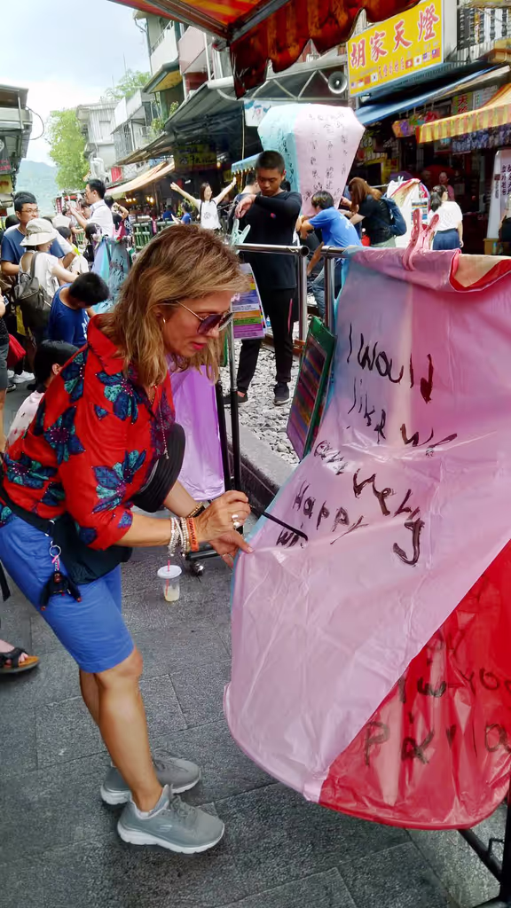 Taipei Private Tour - Releasing Sky Lantern
