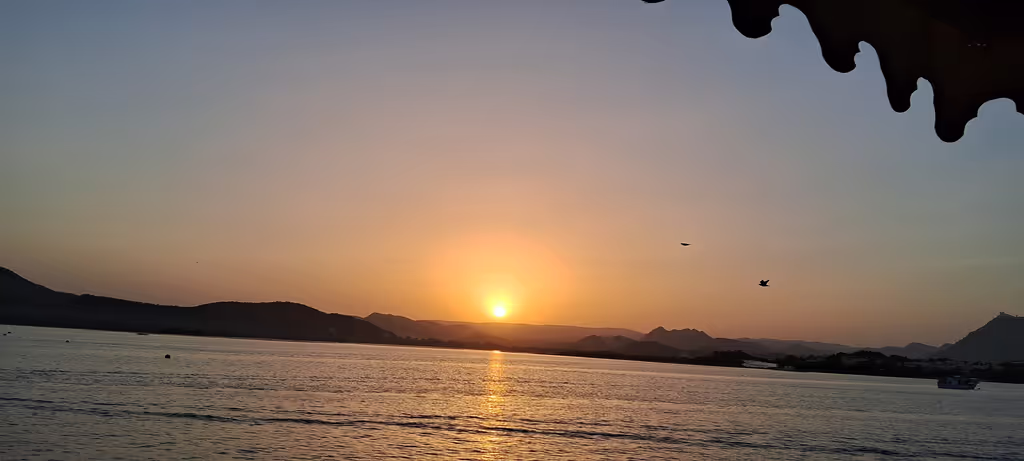 Udaipur Private Tour - Sun set from lake