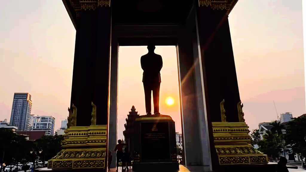 Phnom Penh Private Tour - King Norodom Sihanouk Statue – Father Independent