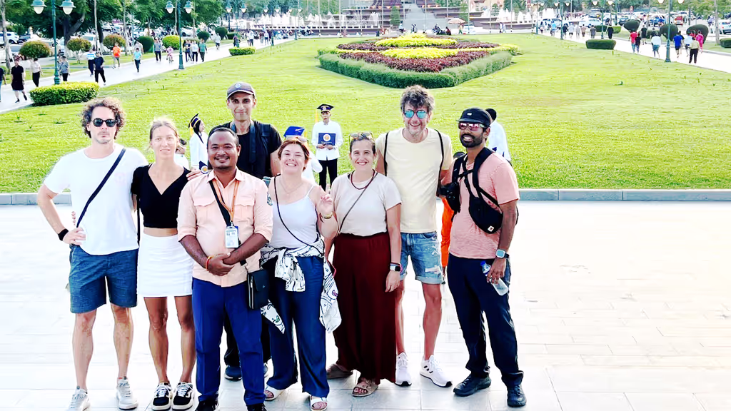 Phnom Penh Private Tour - Group Photo in front of  King statue
