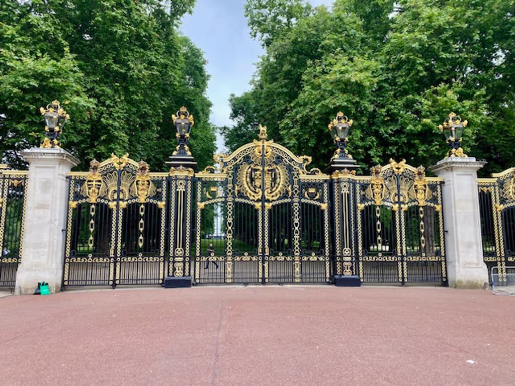 London Private Tour - Canada Gate, our meeting place