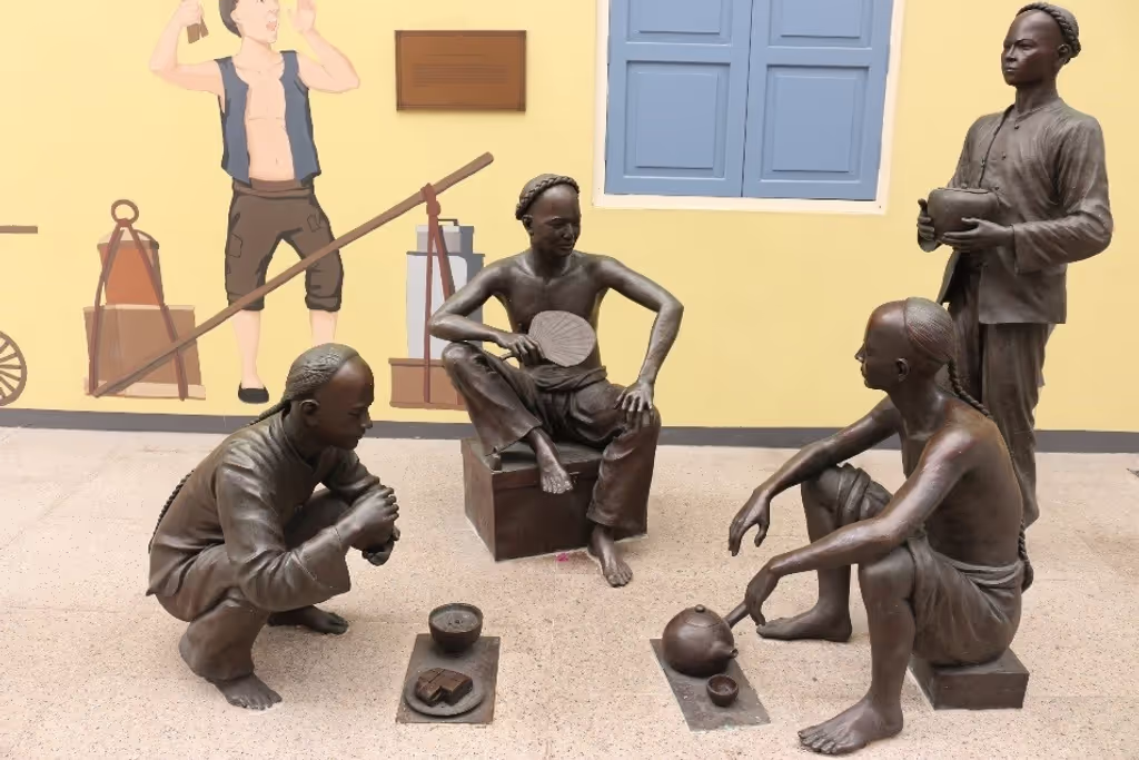 Singapore Private Tour - sculpture of Chinese coolies