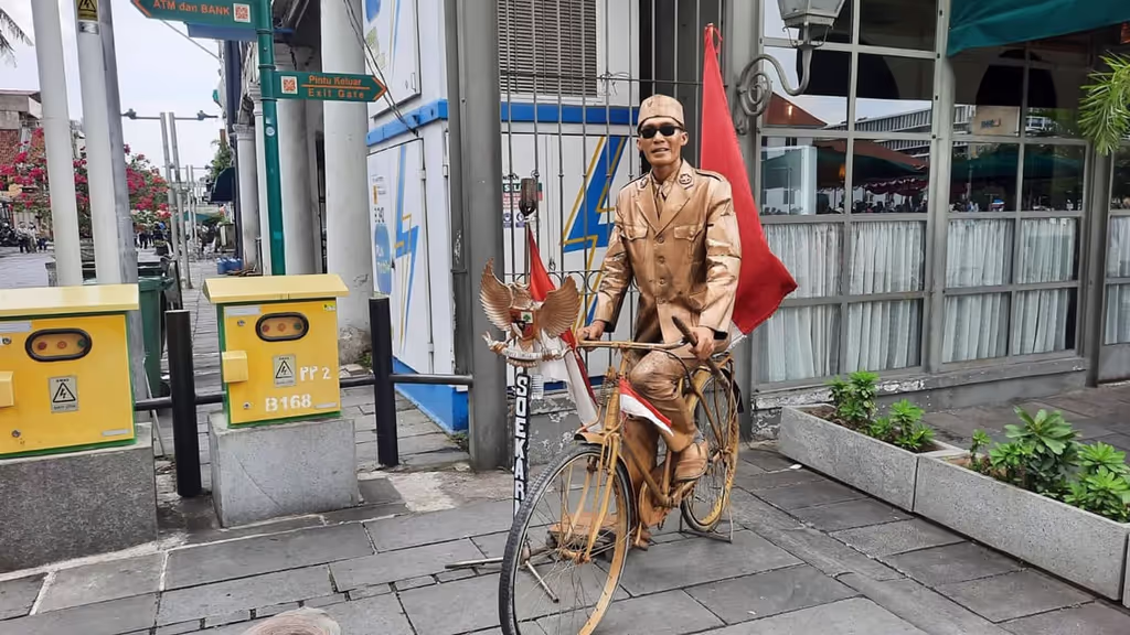 Jakarta Private Tour - Jakarta Old Town - Golden Man