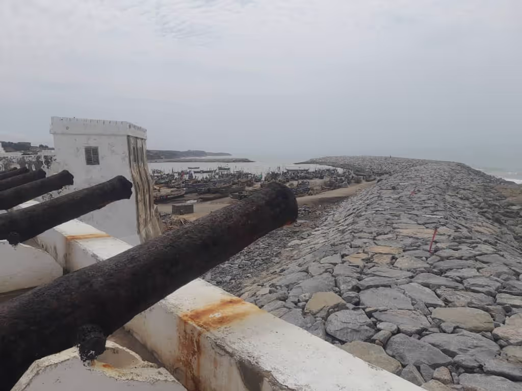 Accra Private Tour - Old firearms @ Capecoast castle
