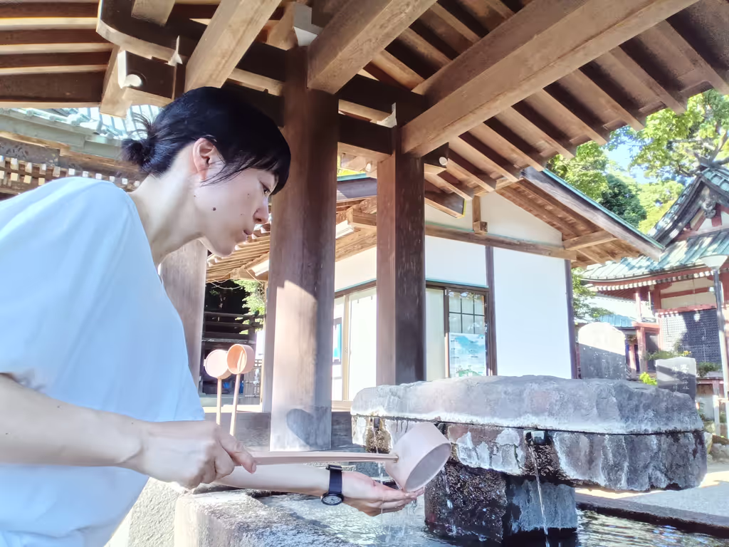 Ibaraki Private Tour - Visitors purify their hands