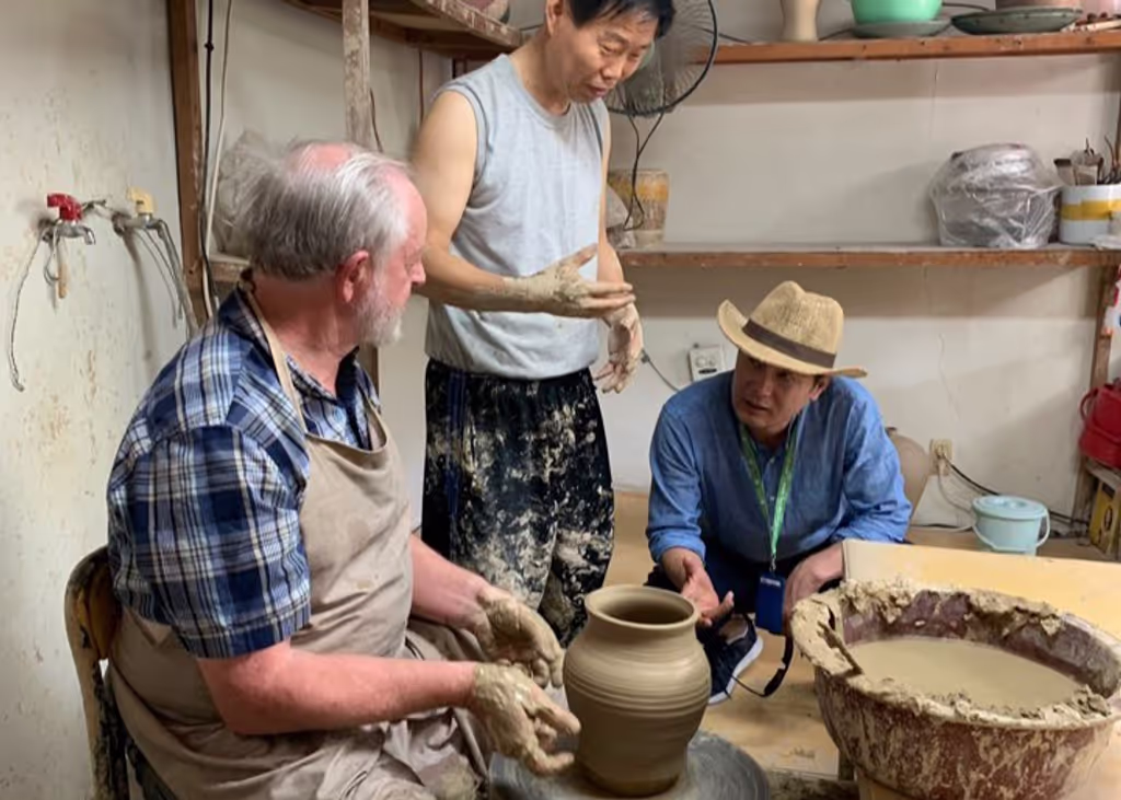 Seoul Private Tour - Experiencing porcelain