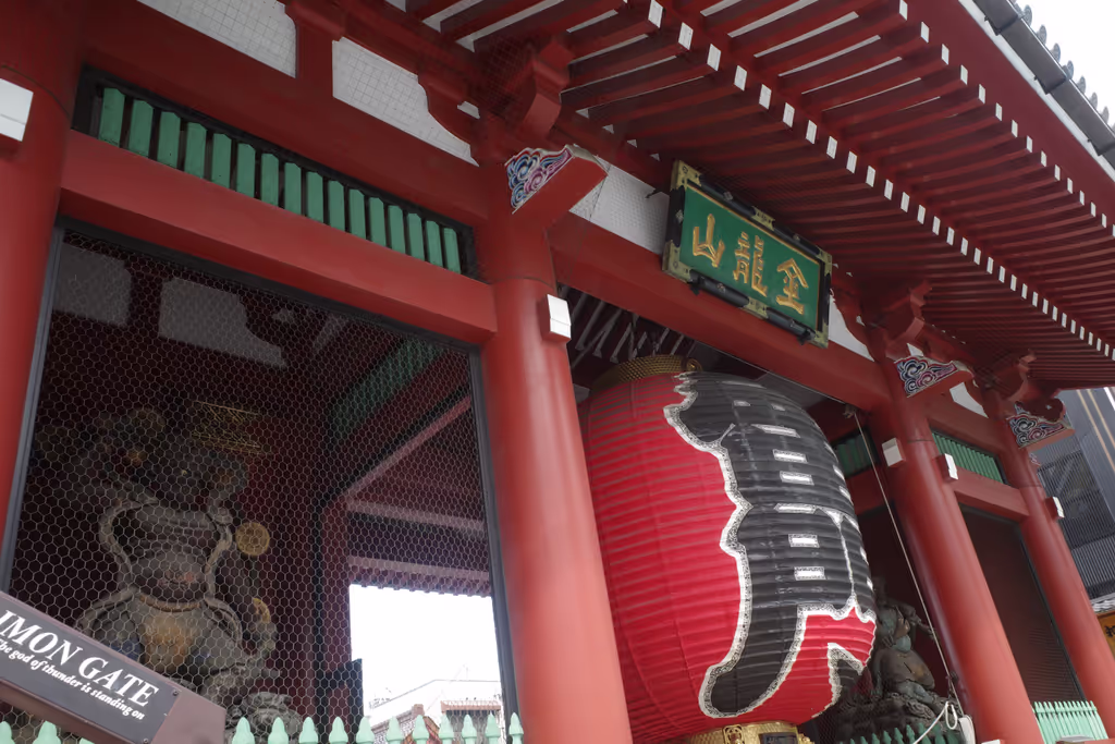 Tokyo Private Tour - Entrance to Sensoji temple in Asakusa