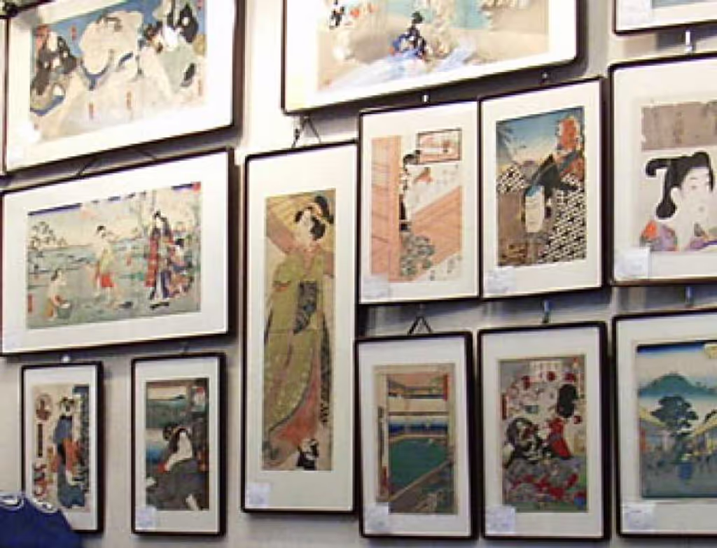 Tokyo Private Tour - There are so many genuine ones in  Ukiyoe shops at Jinbo-cho, Kanda. Let's take a look!