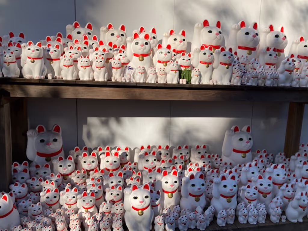 Tokyo Private Tour - Manekineko at Gotokuji temple