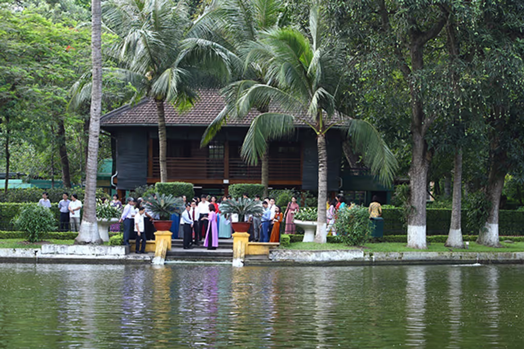 Hanoi Private Tour - Hochiminh Stilts-house
