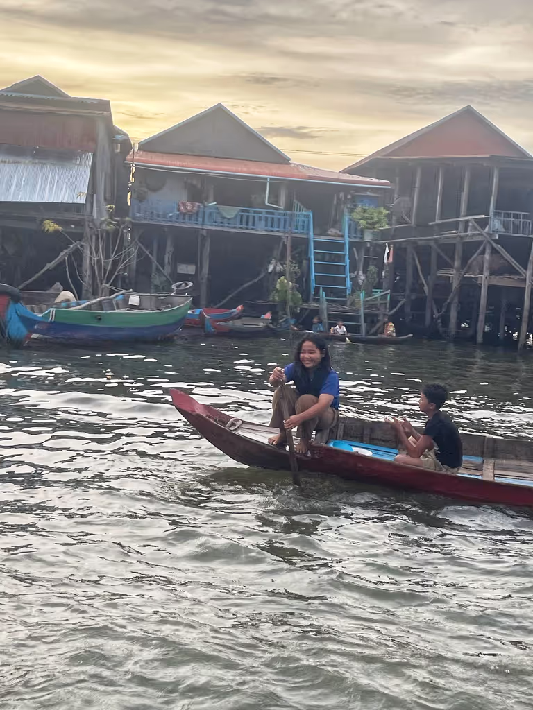 Siem Reap Private Tour - rowing boat by the local people