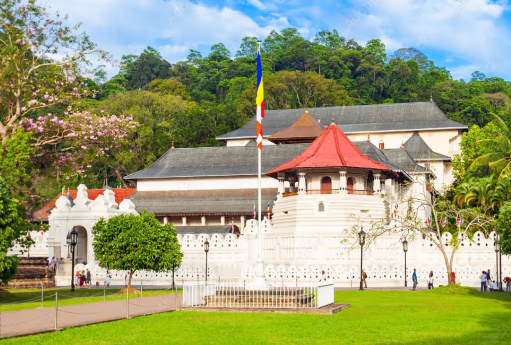 Colombo Private Tour - kandy tooth relic temple