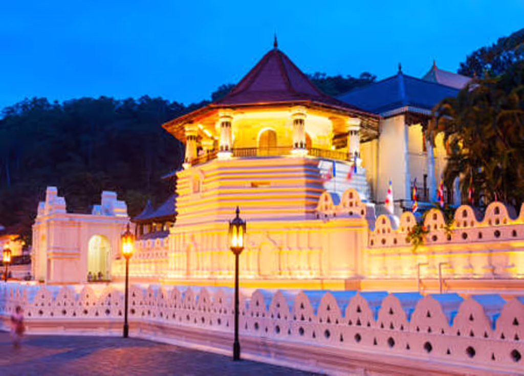 Colombo Private Tour - Tooth relic temple
