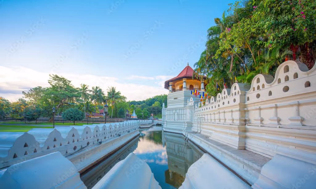 Colombo Private Tour - Tooth relic temple